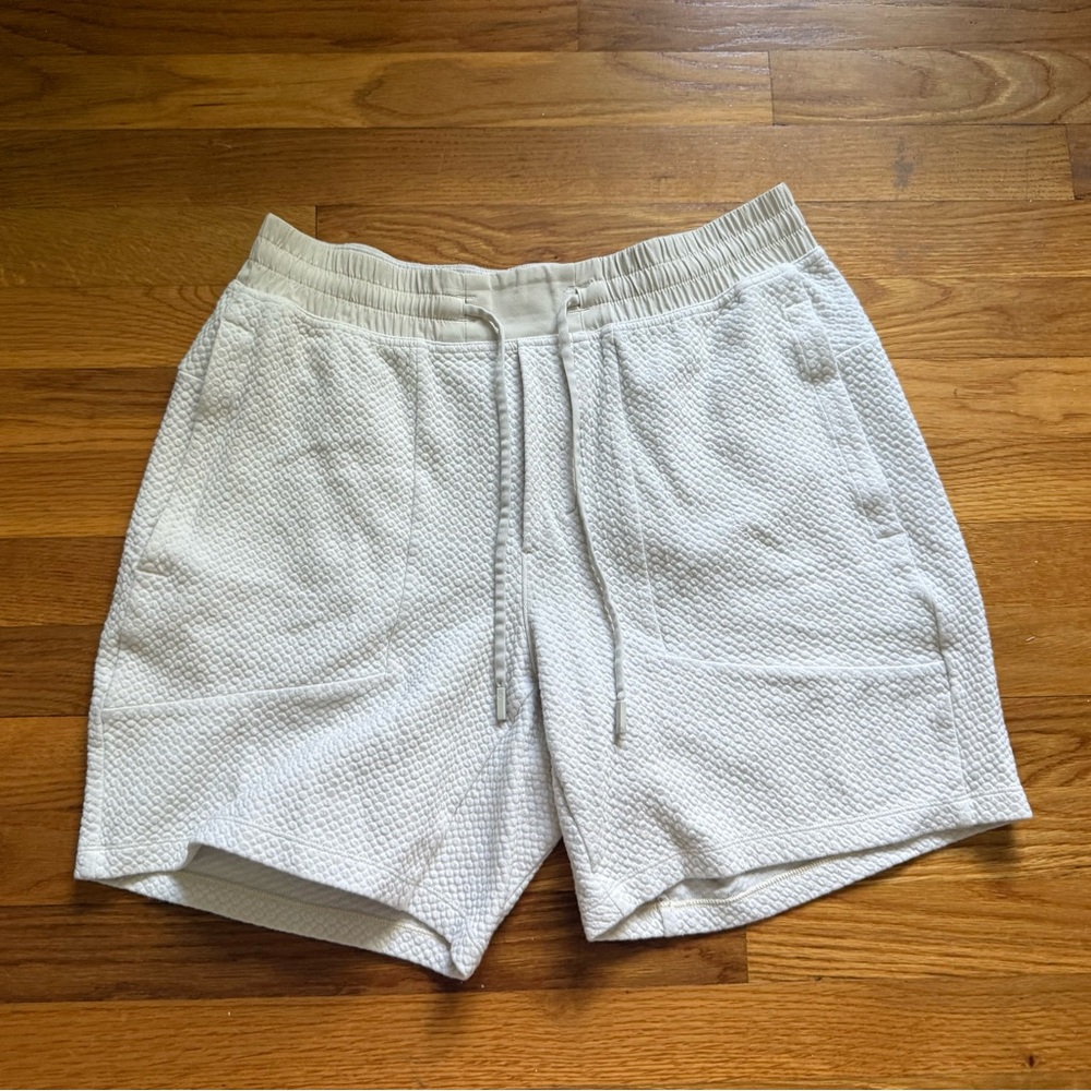 Lululemon At Ease 7” Shorts Men’s Large Cream